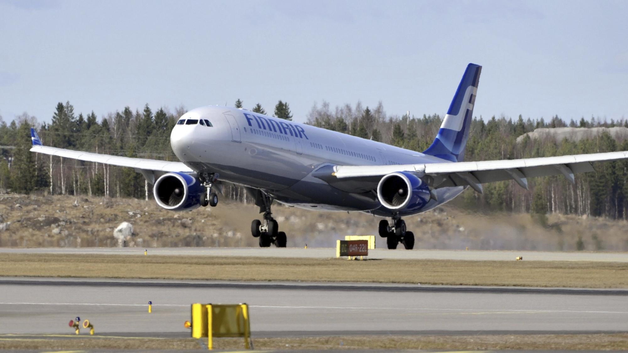 Na archívnej snímke z 19. apríla 2010 lietadlo leteckej spoločnosti Finnair pristáva na medzinárodnom letisku vo fínskom meste Vantaa.