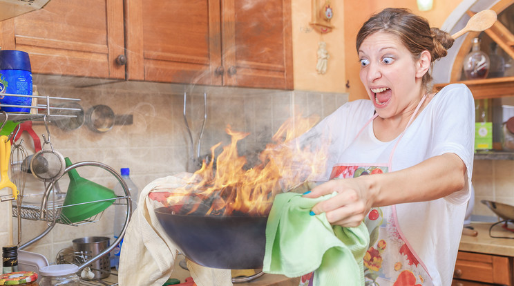 Forró edényeket vastag
fogókesztyűvel vegyünk
le a tűzhelyről. Ezek jobban szigetelnek és nehezebben gyulladnak meg /Fotó: Shutterstock