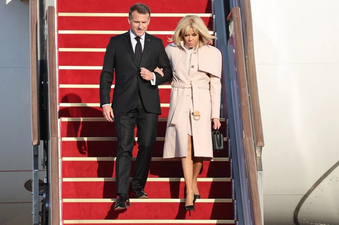 Brižit i Emanuel Makron po dolasku u Južnu Koreju 