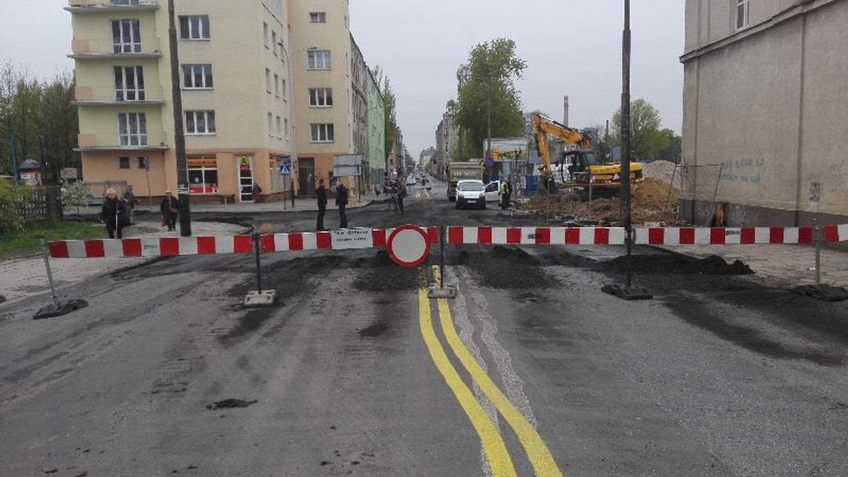 Roboty na zbiegu Tuwima z Przędzalnianą ruszyły dziś przed południem, a skrzyżowanie zostało całkowicie zamknięte dla ruchu. Inną trasą pojadą tak kierowcy, jak autobusy MPK.