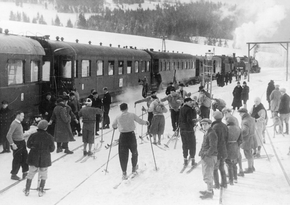 Podróżni pociągu narciarskiego w czasie postoju w Siankach, Bieszczady, 1932 rok
