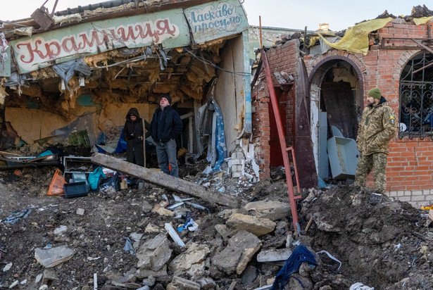 Zniszczenia w wyniku rosyjskiego ataku rakietowego na miejskim rynku w miejscowości Szewczenkowo w obwodzie charkowskim