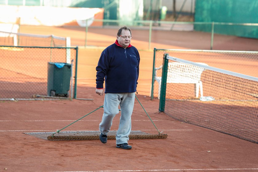 Ryszard Kalisz gra w tenisa