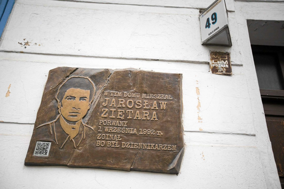 Tablica na budynku, w którym mieszkał Jarosław Ziętara