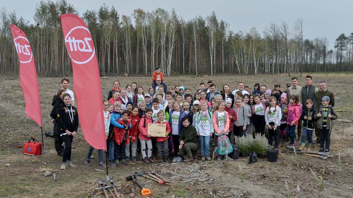 Dzieci z Opola i okolic wraz z wolontariuszami z firmy Zott i organizacji Plant for the Planet pod fachową opieką leśników z Nadleśnictwa Opole posadziły 300 nowych drzewek w Polskiej Nowej Wsi.