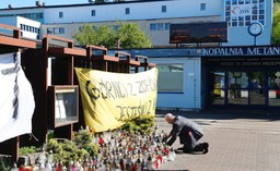 Ratownicy w Zofiówce wciąż wypompowują wodę z zalewiska, penetrują skrzyżowanie