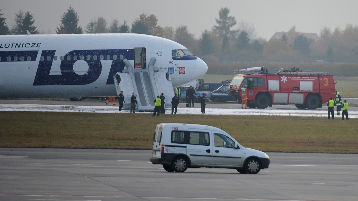 - Nie było objawów paniki. Pod tym względem wszystko świetnie wyglądało, tak jak powinno wyglądać. Krzyków chyba nie było. Na pewno było duże zdenerwowanie, niektórzy płakali, niektórzy się modlili, nie mogli opanować nerwów i emocji - opowiadał w RMF FM o atmosferze jaka panowała na pokładzie Boeinga 767, który awaryjnie lądował w Warszawie jego pasażer, Dominik Dymecki.