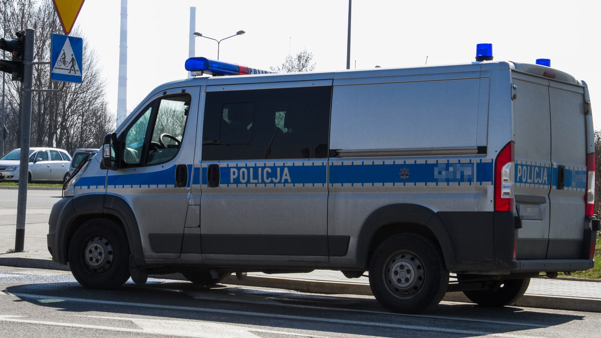 Policjanci z Lubina zatrzymali jednego z mieszkańców powiatu głogowskiego. Mężczyzna kierował ruchem – na remontowanym odcinku drogi – mając 1,5 promila alkoholu w organizmie.