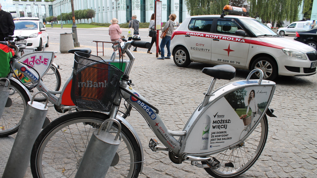 Na razie są przy blisko 20 stacjach, ale wkrótce ma być ich więcej. Operator systemu wypożyczalni rowerów Veturilo w Warszawie ma nowy oręż w walce z wandalami i złodziejami. To kamery monitoringu. Montuje je i obsługuje firma ochroniarska, która została wynajęta do pilnowania jednośladów.