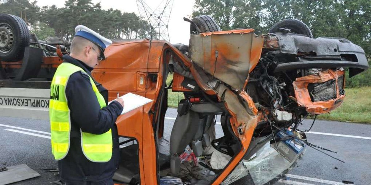 Wypadek busa w Lubuskiem. 2 osoby nie żyją