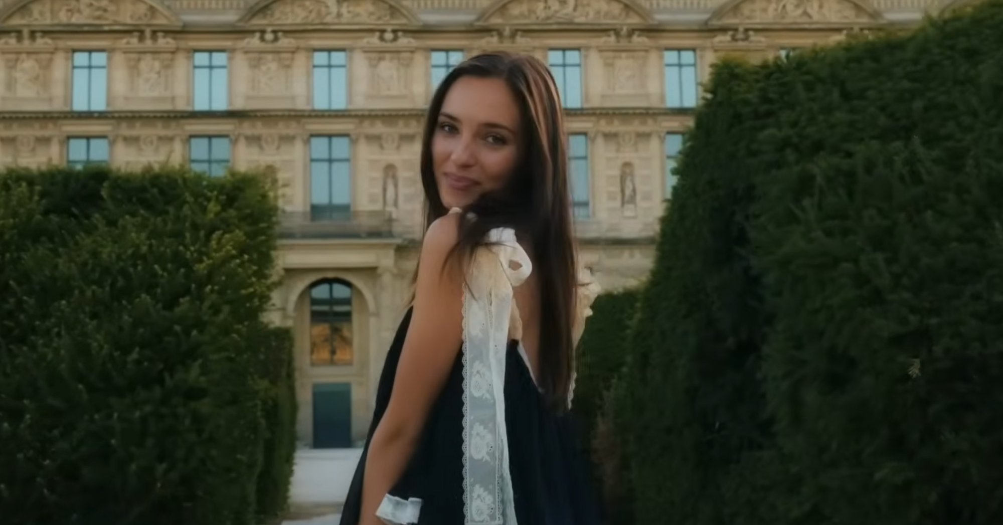 Dcéra Karla Gotta Charlotte Ella v klipe Paris. 