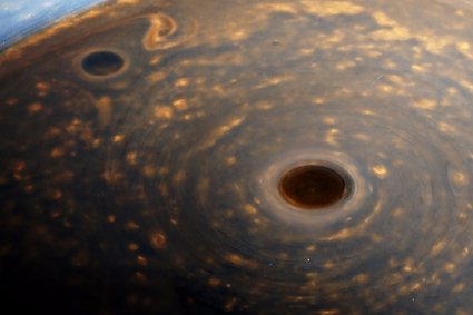 Saturn z bliska. NASA pokazała nowe nagranie zrobione przez sondę Cassini