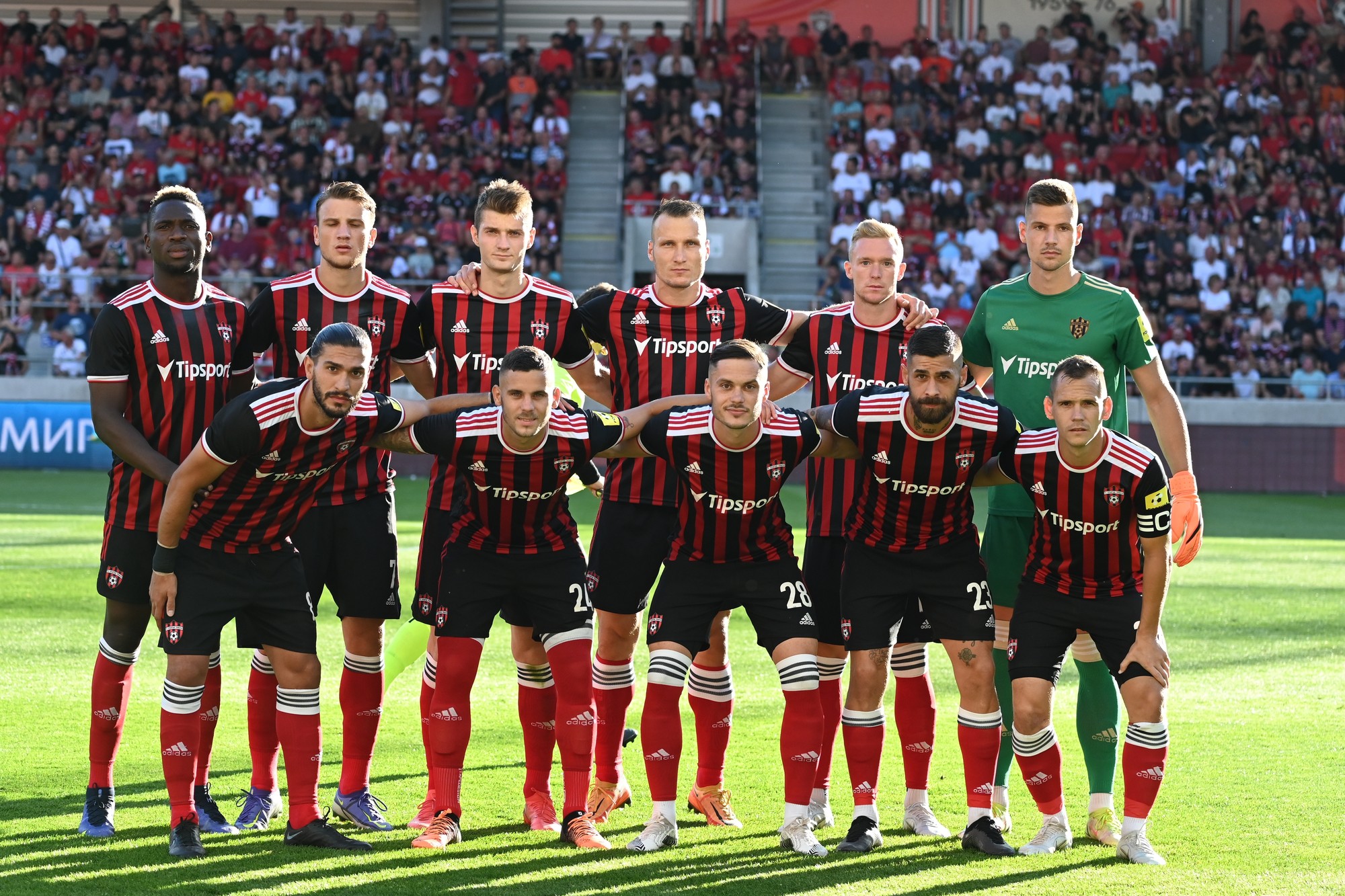 Základná jedenástka hráčov Spartaka pózuje pred zápasom 3. predkola Európskej konferenčnej ligy medzi FC Spartak Trnava a Raków Čenstochová.