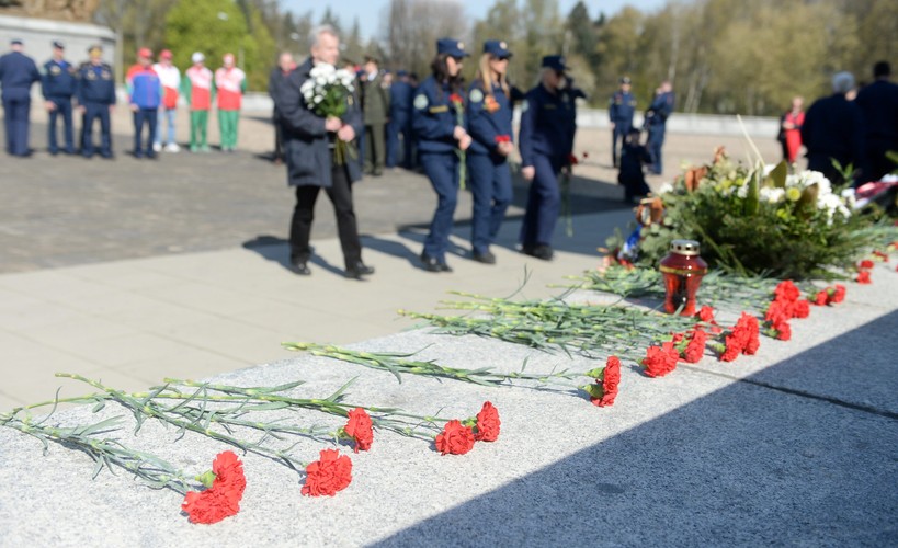Uczestnicy rosyjskiego rajdu samochodowego 'Drogami Chwały'