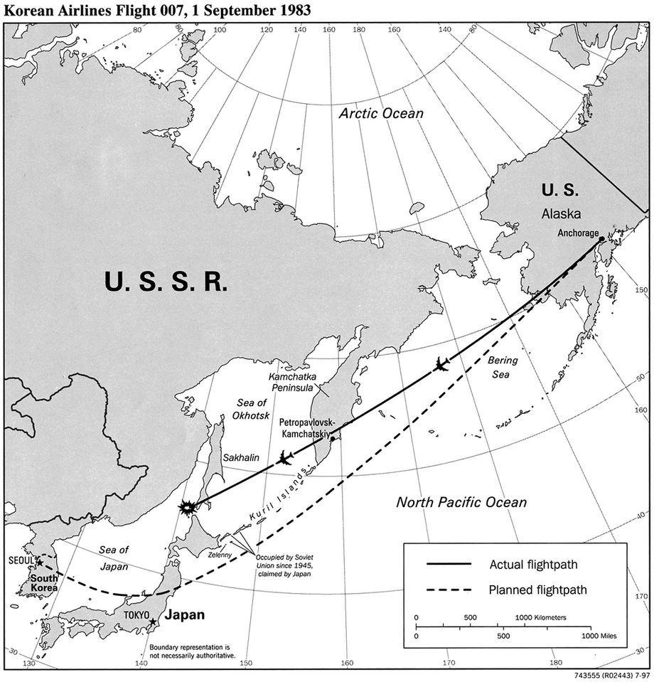Przebieg lotu KAL 007 1 września 1983 roku. Przerywaną linią zaznaczono planowany tor lotu, ciągłą - rzeczywisty