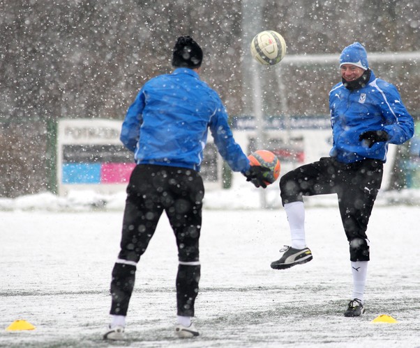 Pogoda nie rozpieszcza piłkarzy. Lech Poznań trenuje na śniegu