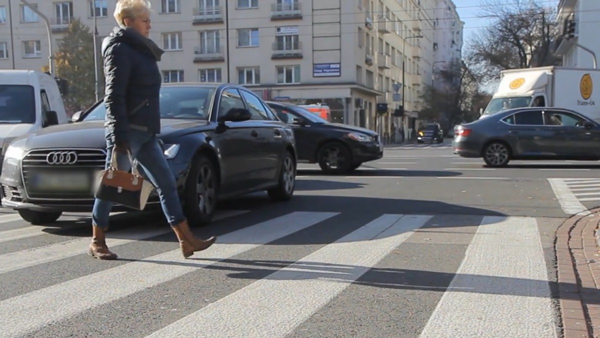 Osiem potrąceń pieszych na krakowskich drogach. To tylko bilans poniedziałkowego dnia. Tymczasem od początku roku w Krakowie doszło do blisko dziewięciu tysięcy zdarzeń z udziałem pieszych, a rannych zostało ponad 1,2 tysiąca osób. Z kolei 15 osób poniosło śmierć. Ostatnia, w zeszłym tygodniu. Główna przyczyna? Wejście na jezdnię na czerwonym świetle.