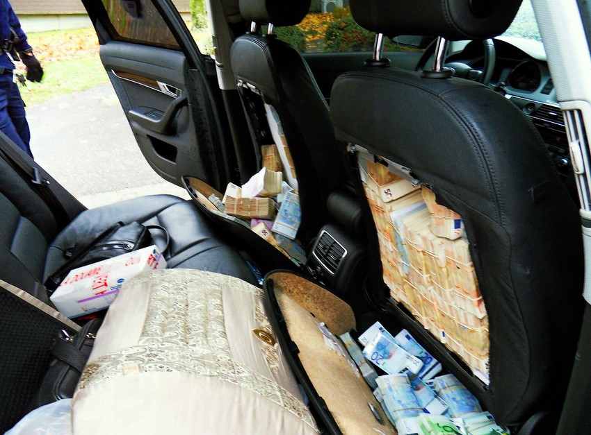 Kineski državljani su nagurali 1,8 miliona evra u sedišta svog automobila