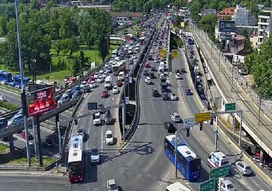 Kolone vozila i na Autokomandi, svi prilazi kružnom toku blokirani