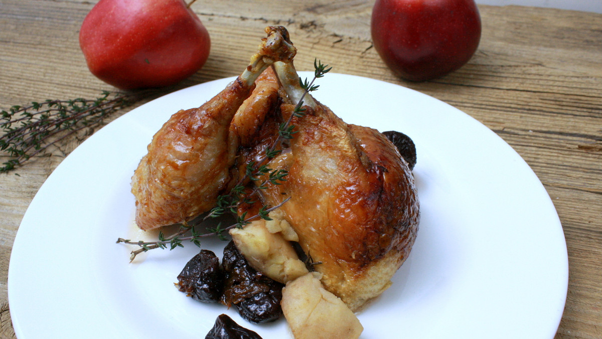 Kaczka, to obok gęsiny i królika jedno z ulubionych mięs Polaków. To świetna alternatywa dla kurczaka, piecze się ją równie prosto, a przede wszystkim wspaniale smakuje. Kaczka pieczona z jabłkami to prosty przepis na świąteczny obiad. Jak ją przyrządzić, by zabłysnąć kunsztem kucharskim?