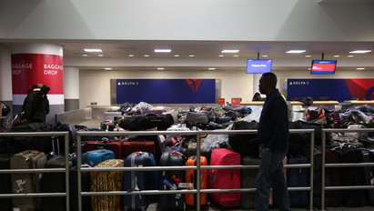 Mi történhetett? Evakuálták az utasokat, káosz a New York-i reptéren - videók