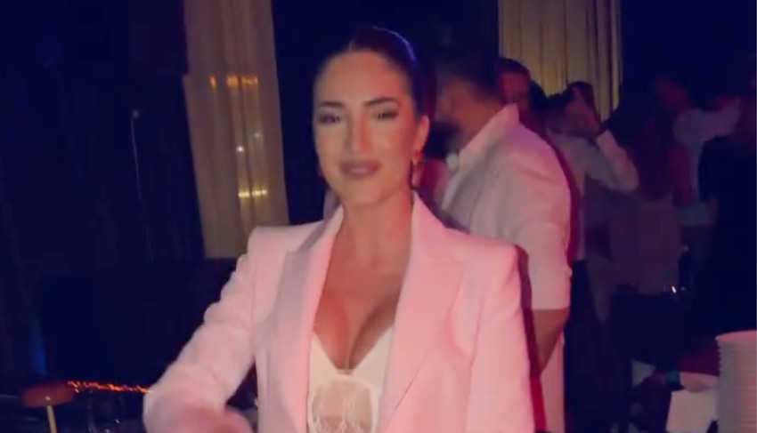 Bujne grudi prelivaju iz korseta: Svi bruje da je Anđela Đuričić stavila silikone, a sad dodatno podigla prašinu