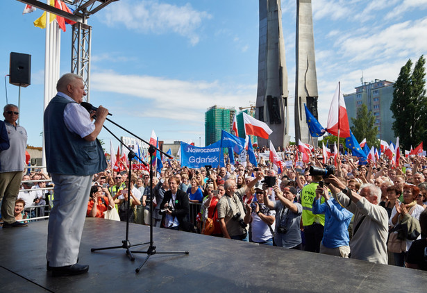 Lech Wałęsa przemawia do protestujących przeciwko ustawie o SN