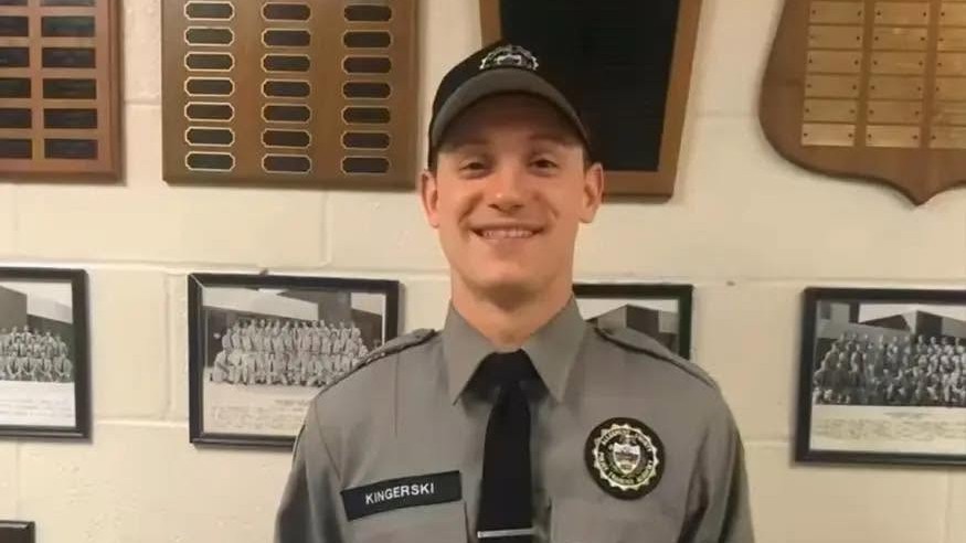 Rodina žaluje kliniku po smrti mladého policajta Ryana Kingerského.