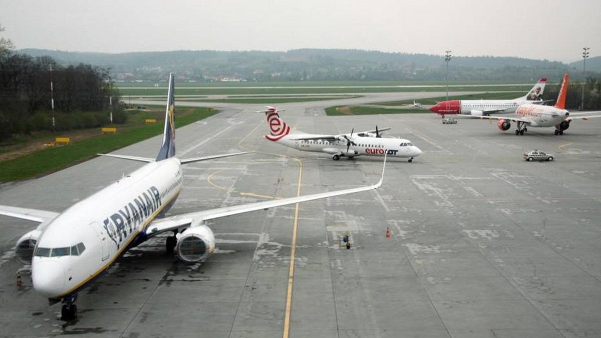 Zmiany w letnim rozkładzie lotów podkrakowskiego lotniska w Balicach. Jedną z nowości jest całoroczne połączenie easyJet do francuskiego Lyonu - rejsy do stolicy regionu Rodan-Alpy odbywać się będą od dziś (trzy razy w tygodniu - we wtorki, czwartki i niedziele) - informuje portal mmkrakow.pl.