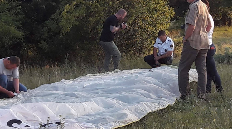 Rendőrök 
helyszínelnek 
a zuhanás helyén /Fotó: Police.hu