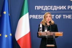 Wpadka Serbii. Meloni powitana flagami Węgier zamiast włoskimi