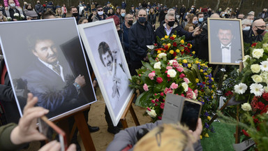 "Nasz Krzysio". Tłumy opłakiwały Krawczyka na cmentarzu w Grotnikach