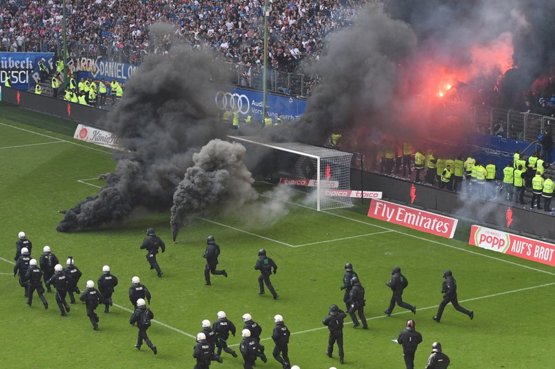 HSV zakończył sezon na przedostatnim miejscu z dorobkiem 31 punktów. Wraz z nim do drugiej ligi spada FC Koeln Pawła Olkowskiego. Spotkanie w Hamburgu z Borussią Moenchengladbach zostało przerwane w końcowych minutach, przy wyniku 2:1 dla gospodarzy, z powodu niewłaściwego zachowania kibiców.