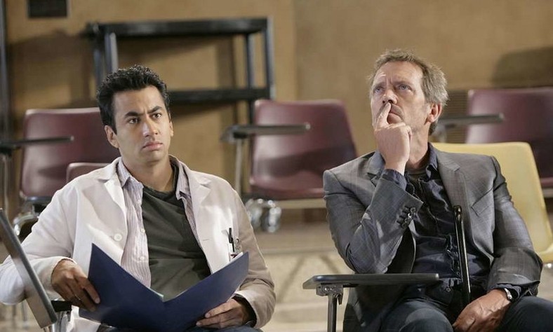 Kal Penn i Hugh Laurie w serialu "Dr House" 