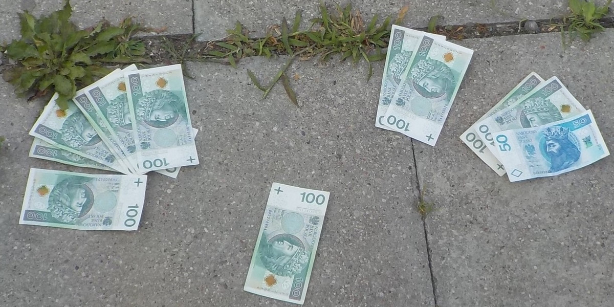Ktoś rozrzucił pieniądze na warszawskiej ulicy. 
