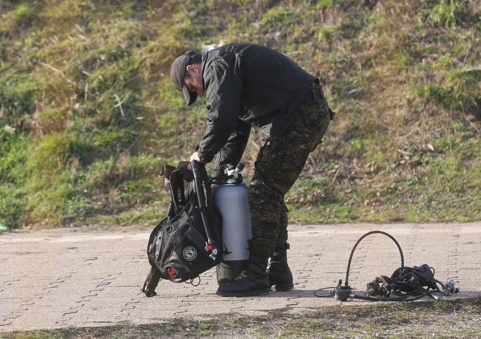 Ronioci se pripremaju da uđu u vodu na mestu gde je dečak poslednji put viđen
