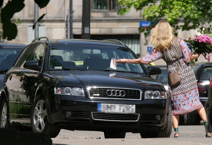 Magdalena Cielecka beztrosko wyjmuje mandat zza wycieraczki
