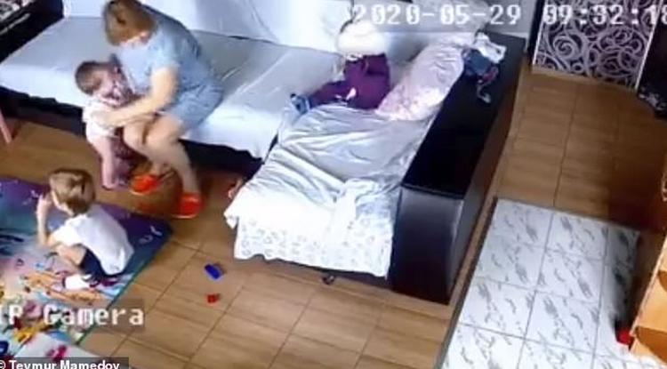Meggyilkolt egy egyéves kislányt a bölcsődei dada, mert a pici nem hagyta abba a sírást – videó