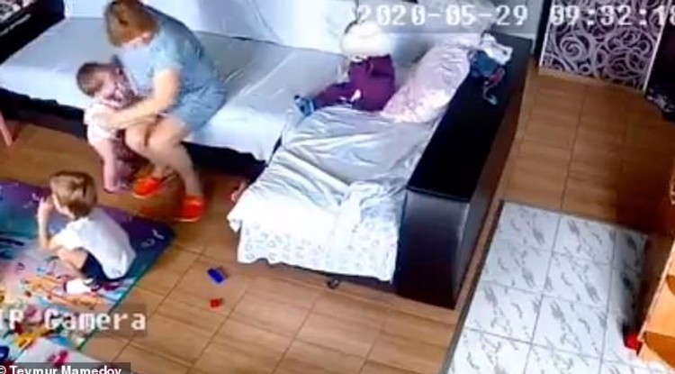 Meggyilkolt egy egyéves kislányt a bölcsődei dada, mert a pici nem hagyta abba a sírást – videó