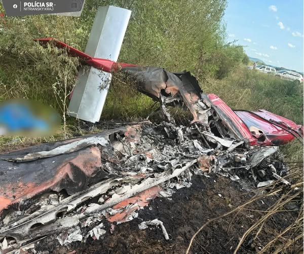 Pri páde malého lietadla v okrese Nové Zámky zomreli dve osoby.