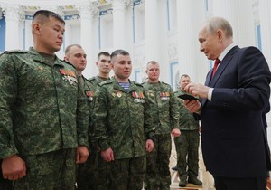 Ruski predsednik Vladimir Putin razgovara sa vojnicima u Senatskoj palati Kremlja u Moskvi, 12. juna 2026.