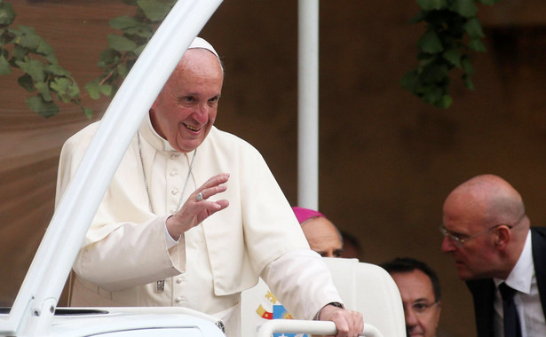 Jeszcze większe było zaskoczenie państwa młodych, do których zamiast księdza wyszedł Franciszek, by przewodniczyć ceremonii.