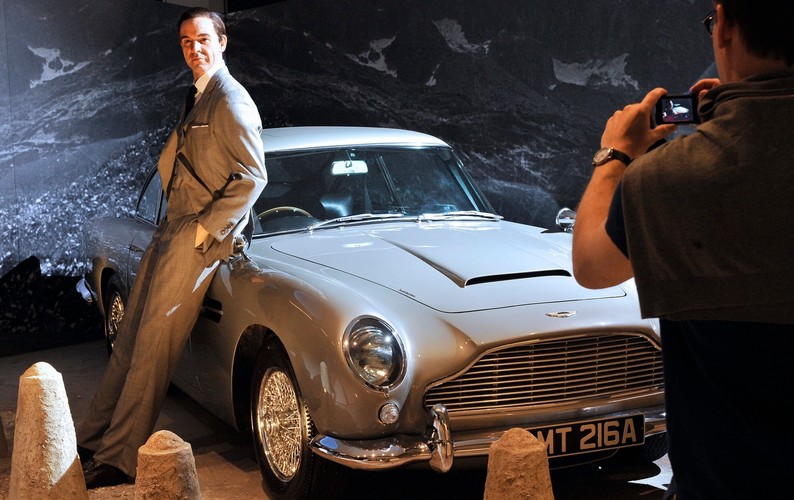 Woskowa figura Seana Connery'ego i jego Aston Martin