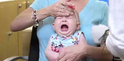 Przekłuwają uszy swoim maleńkim córeczkom. Nagrania płaczących dzieci wywołują wściekłość internautów