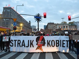 Od wielu dni kobiety w całej Polsce gromadzą się na ulicach wyrażając swój sprzeciw wobec wyroku Trybunału Konstytucyjnego zaostrzającemu prawo aborcyjne. Z każdym dniem protesty i liczba uczestników są coraz większe