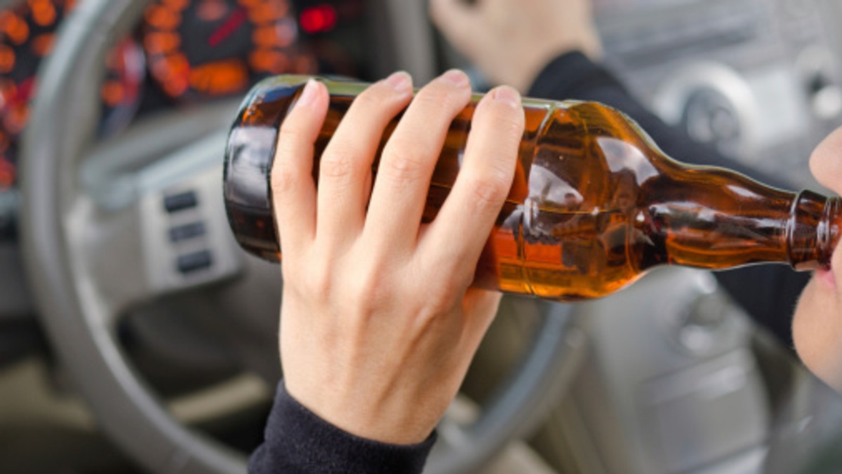 Policjanci zatrzymali kierowcę autobusu, który prowadził pojazd, będąc pod wpływem alkoholu. Miał zawieźć dzieci na kolonie. 70-letni mężczyzna miał ponad pół promila alkoholu w organizmie. Już stracił prawo jazdy. Stanie przed sądem.