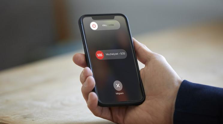 Ha megnyomja ötször a jobb oldali gombot az iPhone-on, aktiválhatja a vészhelyzeti funkciót / Fotó: Getty Images