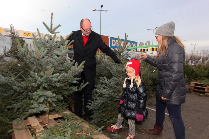 Prezydent Gdańska Paweł Adamowicz na choinkowych zakupach z córkami Tereską ( 5 l.) i Antosią (12 l.)