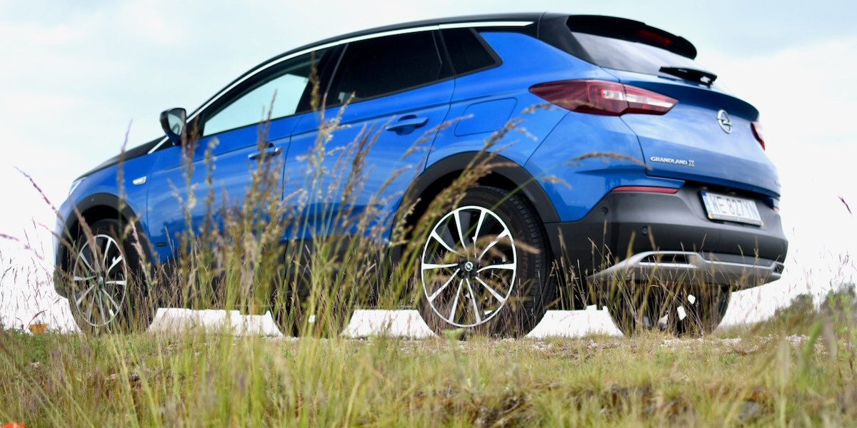 Opel Grandland X Hybrid4 to pierwszy hybrydowy SUV tej marki z napędem 4x4 i wtyczką. Połączenie z 300 KM pod maską czyni z niego wszechstronne auto. 