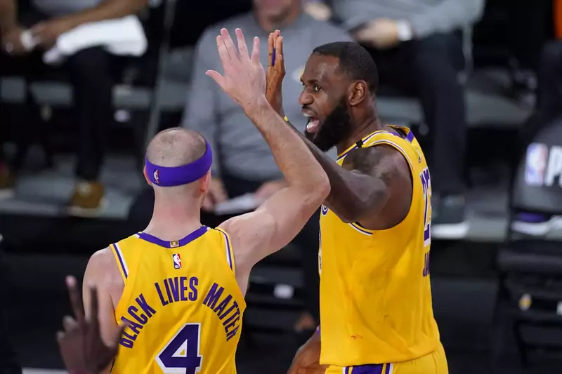 LeBron James i Alex Caruso po udanej akcji LA Lakers